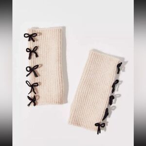 New URBAN OUTFITTERS Bow Deco Ribbed Hand Warmer Fingerless Gloves Ivory